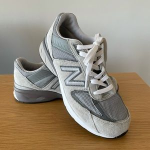 New Balance Big Kid’s 990v5 in Grey. Size 5. Gently Worn.